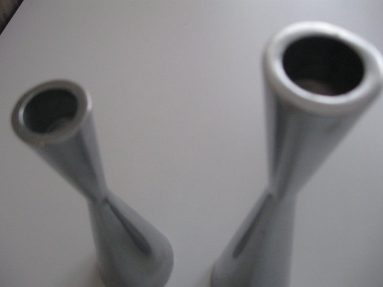 2 Metalen kaarsenstandaards