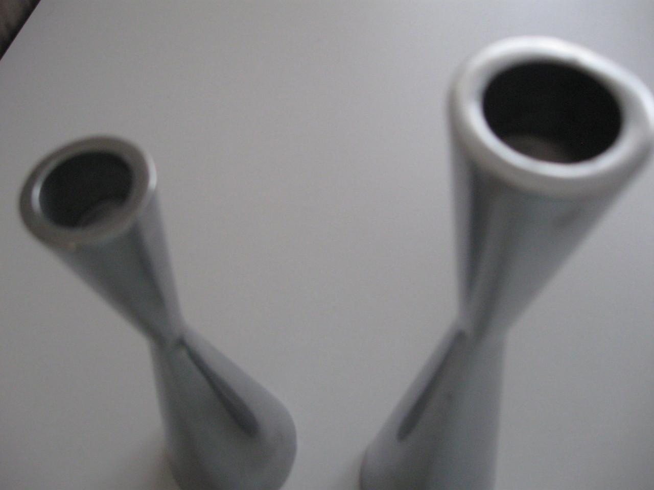 2 Metalen kaarsenstandaards