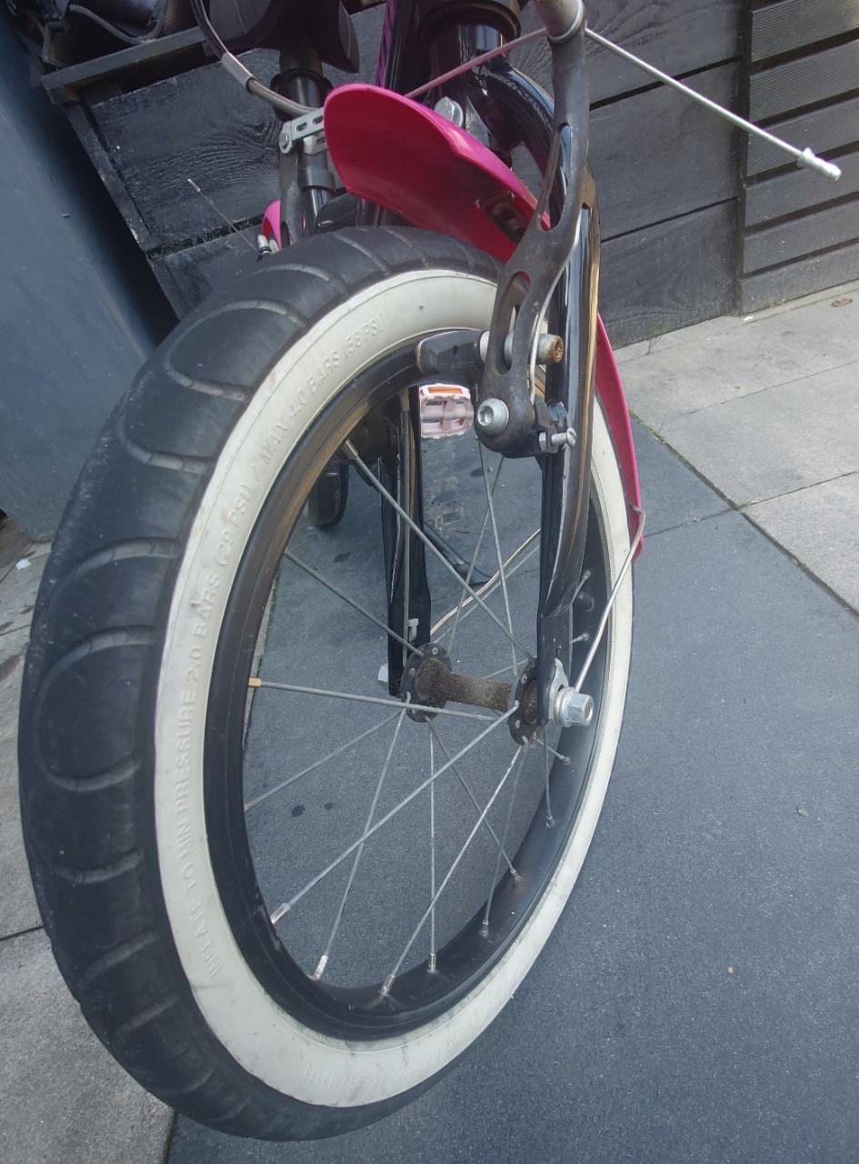 Meisjesfiets B'Twin Spy Hero roze zwart 16 inch met mandje