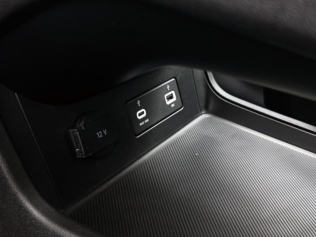 Leapmotor C10 design reev (hybrid) 28.4 kwh | black interieur | stoel-koeli