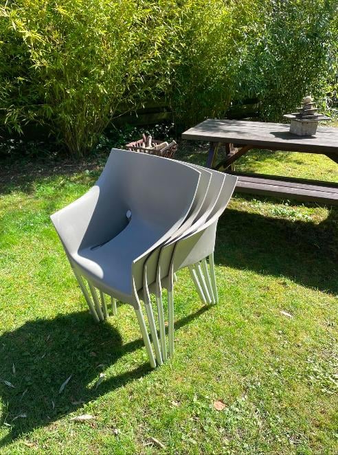 Vier kunststof tuinstoelen