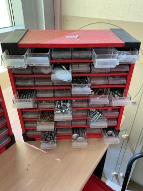 Sorteerbakjes vol met ringen, schroeven, spijkers enz