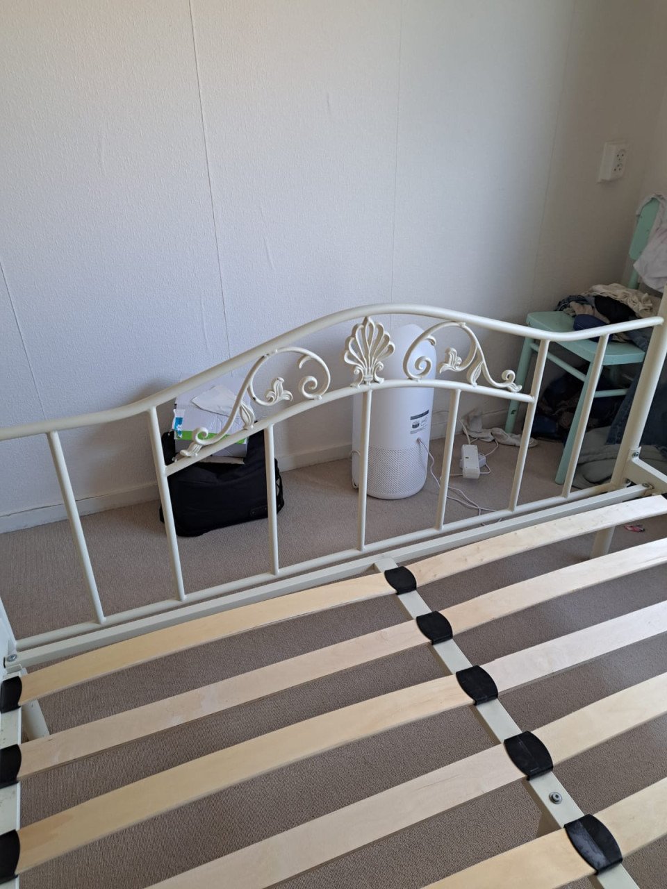 Ijzeren bed 1.40 m bij 2.00m met latten bodem 25,00€