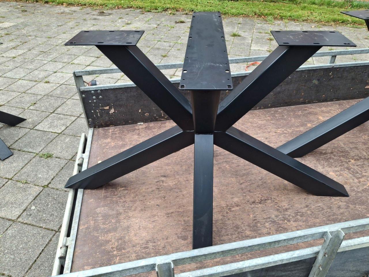 Onderstellen eetkamertafels. Zwart