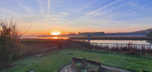 Groot vrijstaand huis aan natuurgebied met water vlakbij Hulst