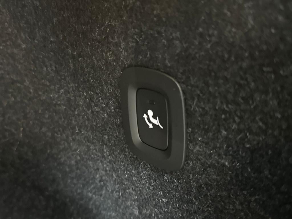 Volvo XC40 b4 194pk plus dark| achteruitrijcamera| trekhaak| adap.cruise