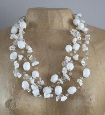 Zilverkleur ketting met witte stenen kralen