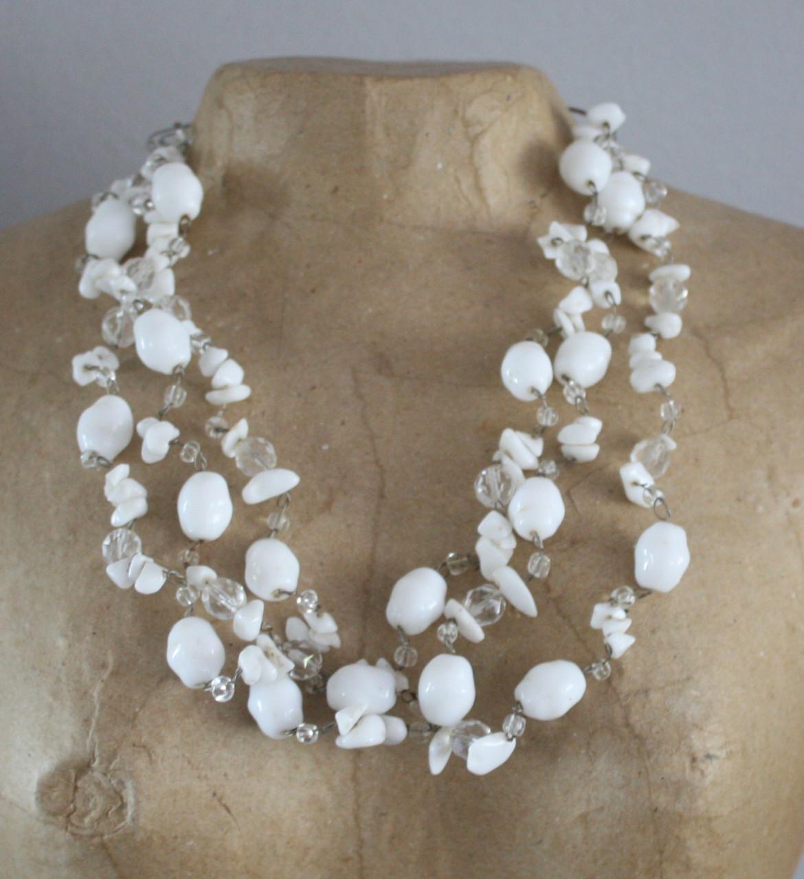 Zilverkleur ketting met witte stenen kralen