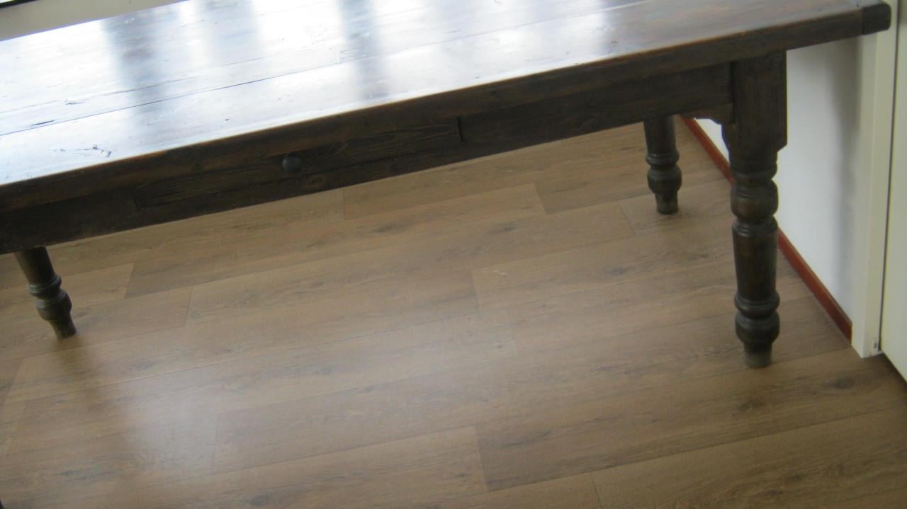 TE KOOP SUPER GAVE KOLONIALE EET TAFEL  100 EURO