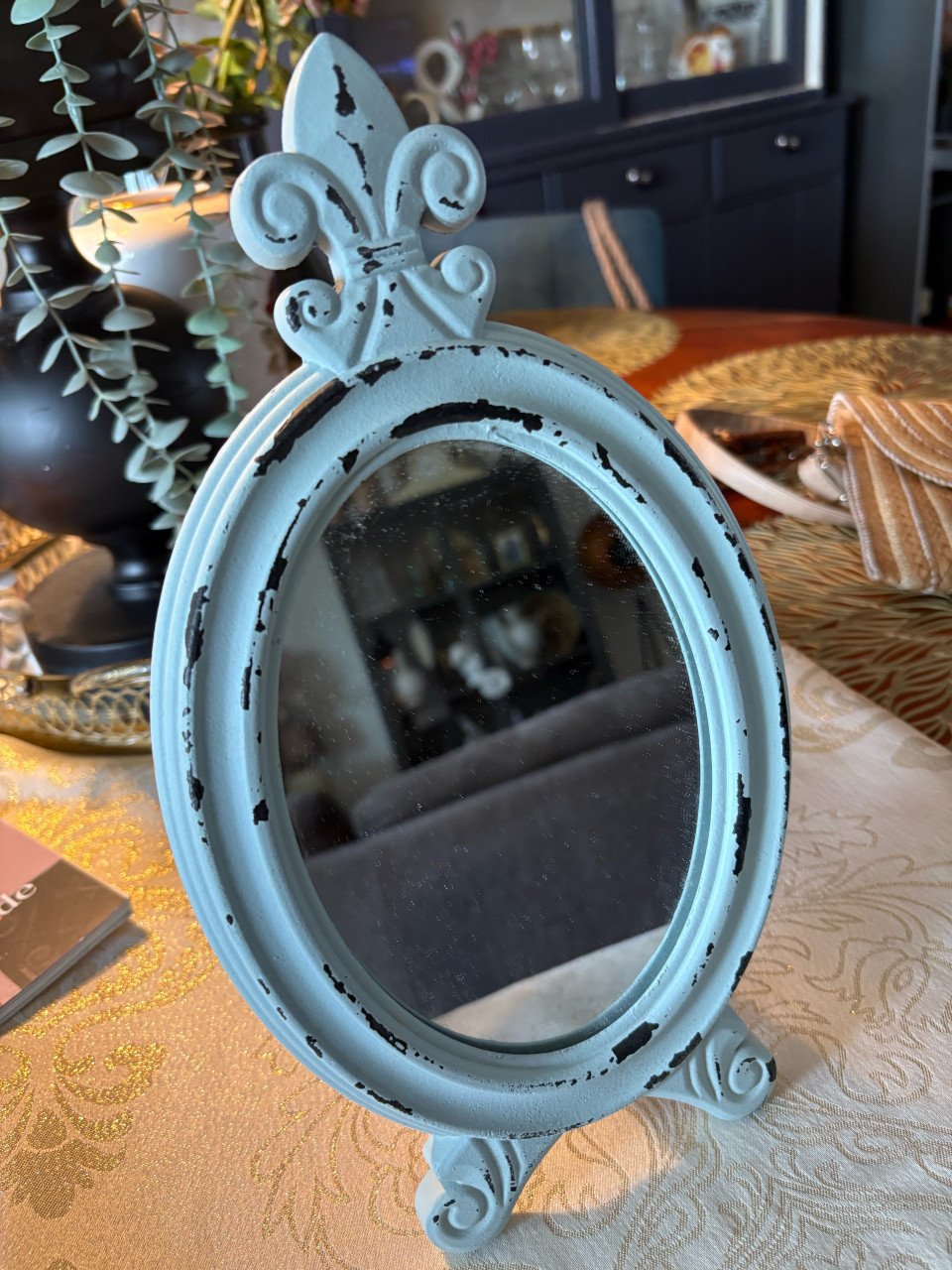 Kleine  brocante spiegel op standaard met Franse lelie  10,-€