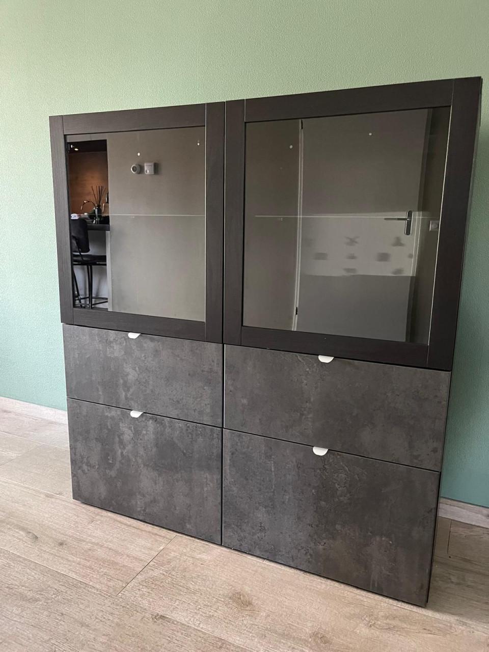 Besta Kast - vitrine glas bovenzijde met 4 lades onderzijde