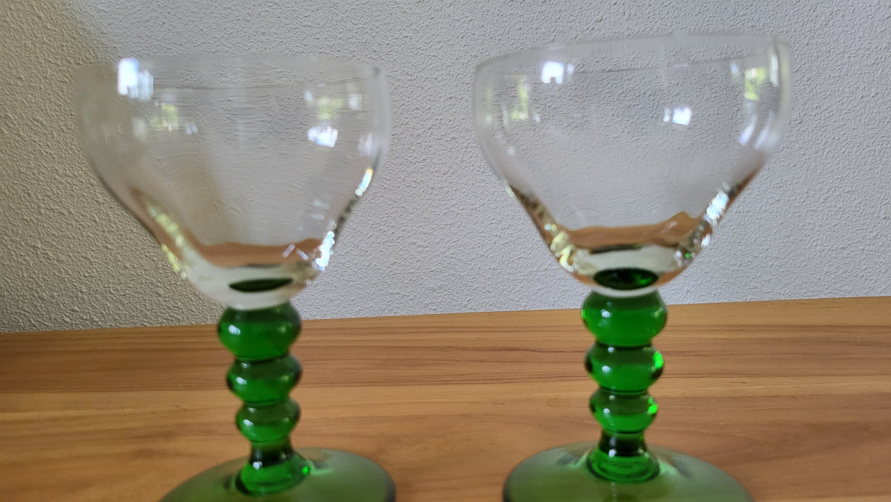 Set van 2 kleine vintage wijnglazen met groene voet