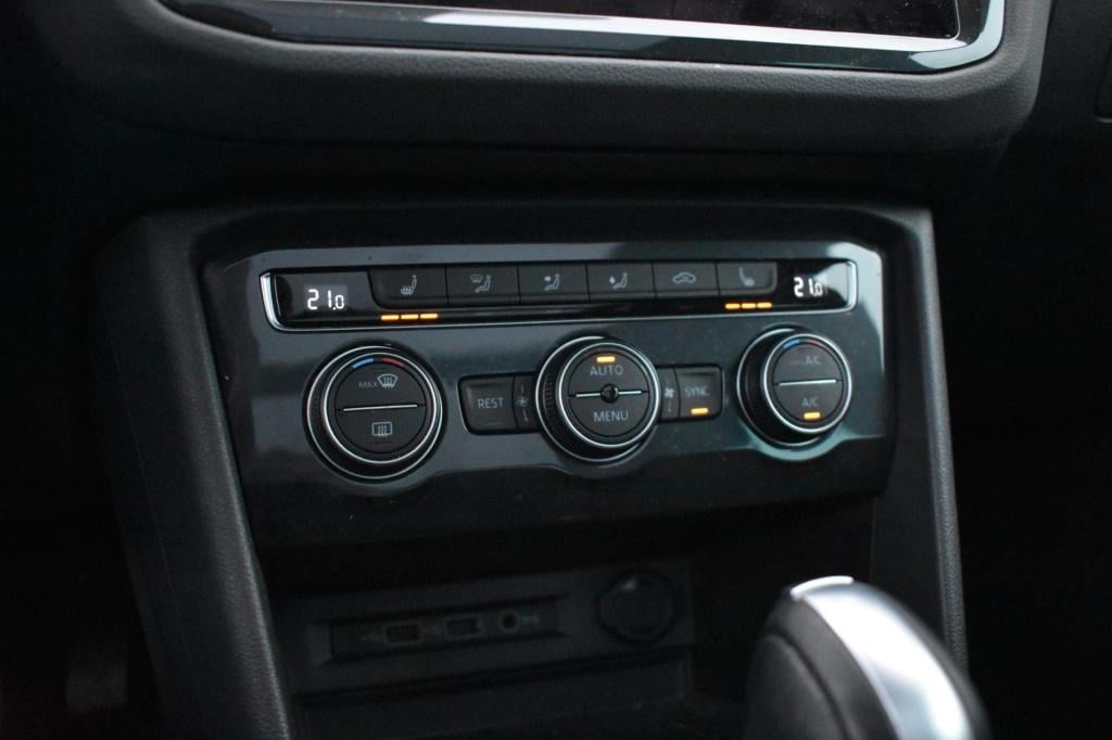 Volkswagen Tiguan 1.5 tsi act r-line | trekhaak | camera | dealer onderhoud