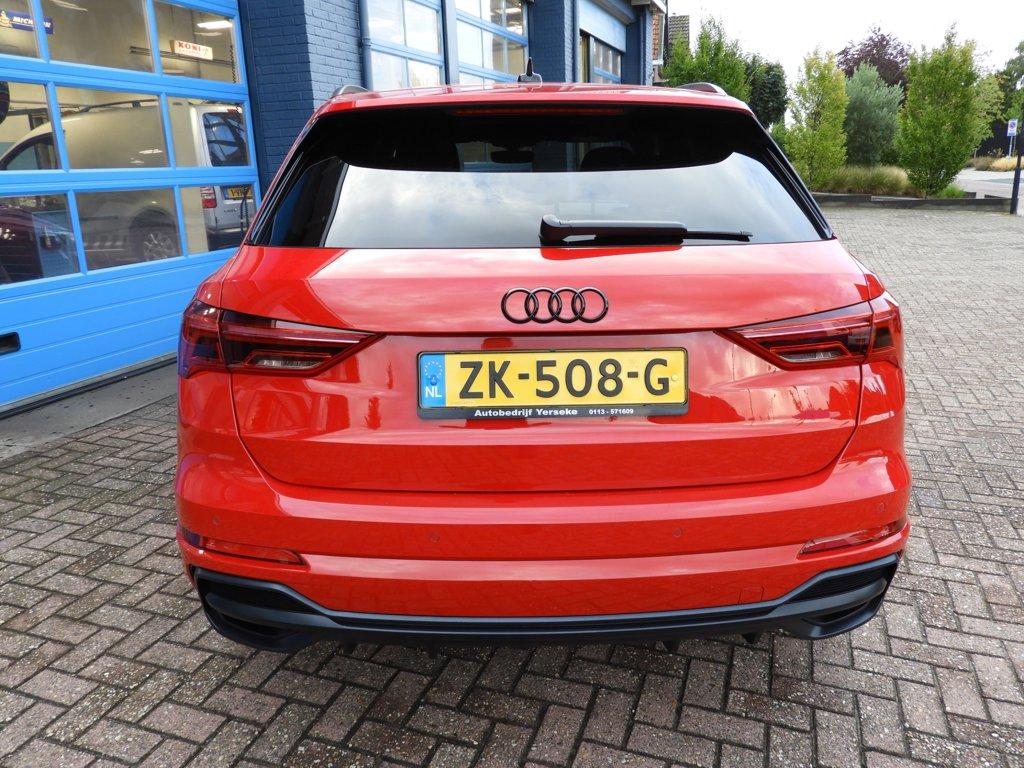 Audi Q3 35 tfsi s-line black optic nap trekhaak