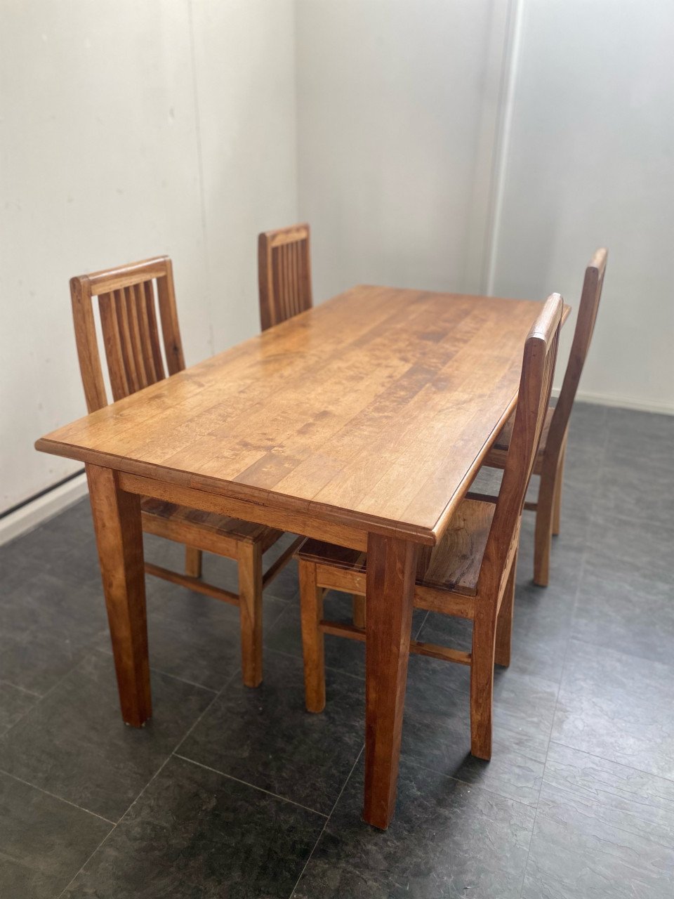 Fraaie houten tafel met mooie stoelen!!