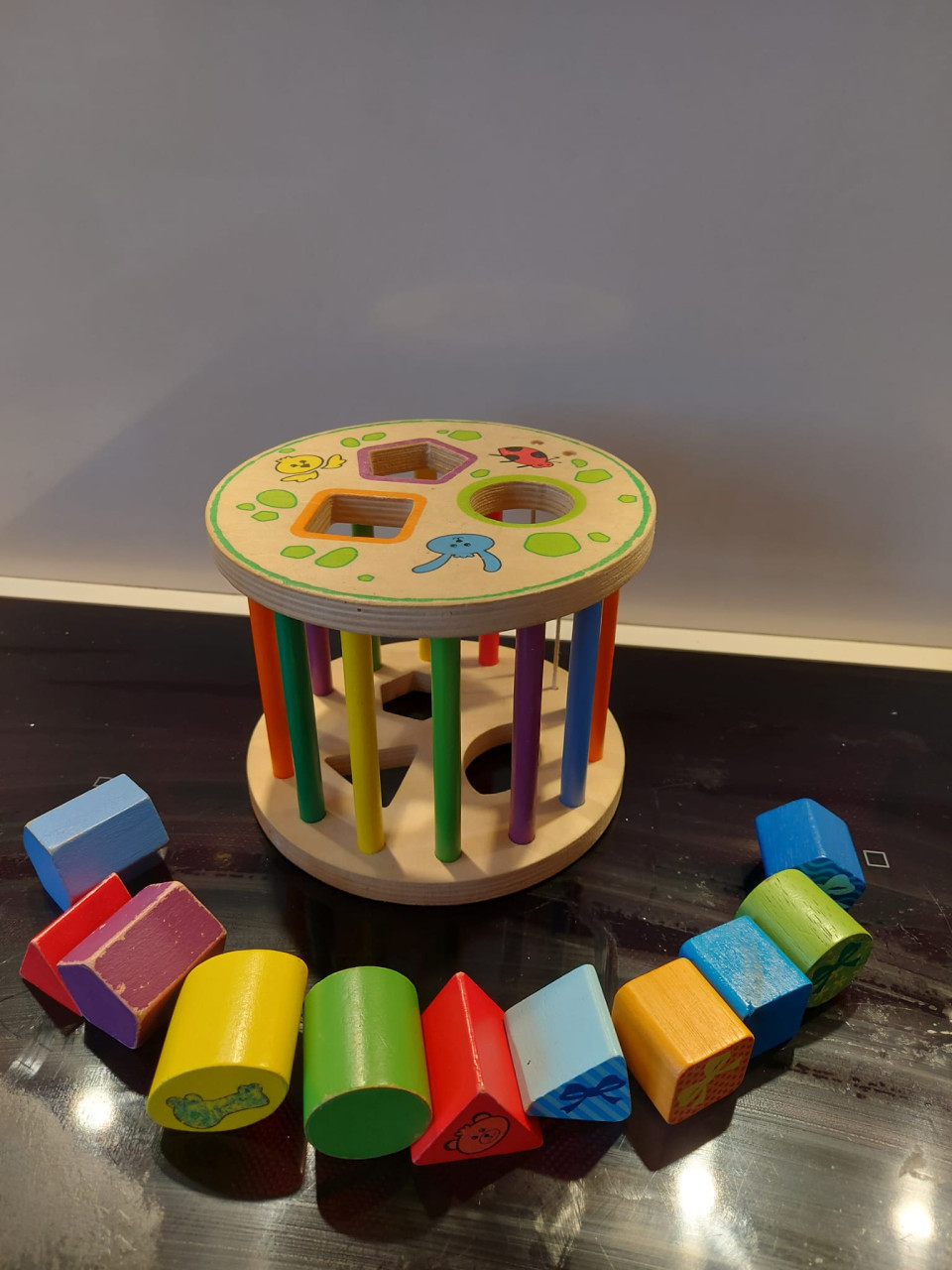 Kleurrijke houten vormenstoof