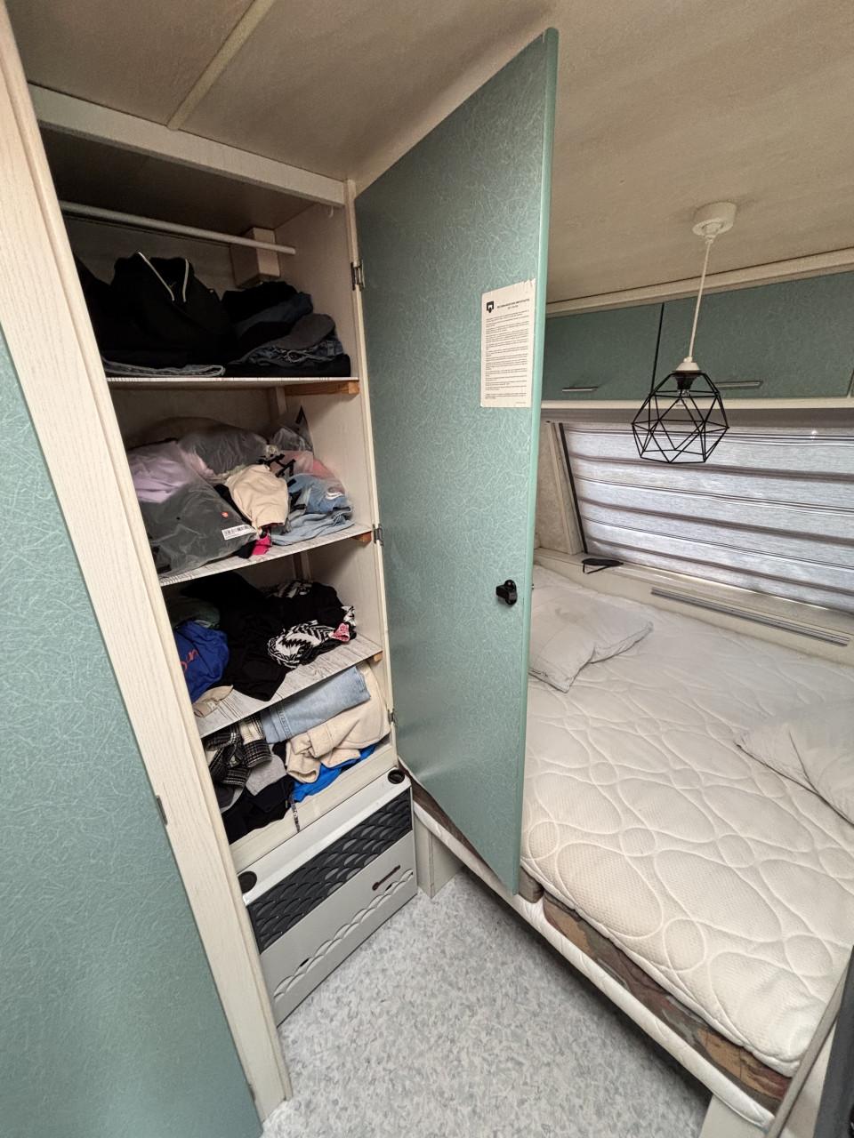 Lichtgewicht caravan, stapelbed, luifel en voortent