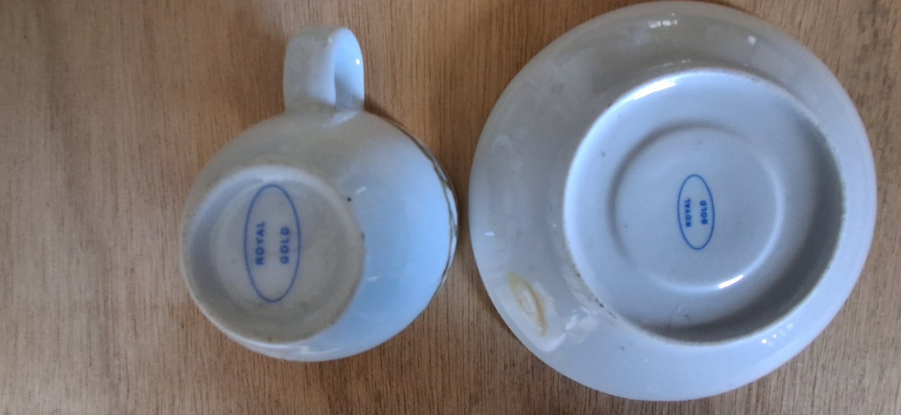 Kopjes en schotels met rek