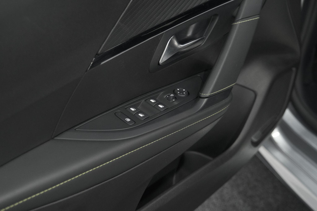 Peugeot 208 puretech 100 gt | camera | navigatie | apple carplay | parkeers