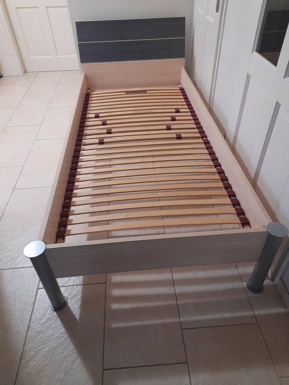 1 Persoons bed 90 x 200 (in goede staat )