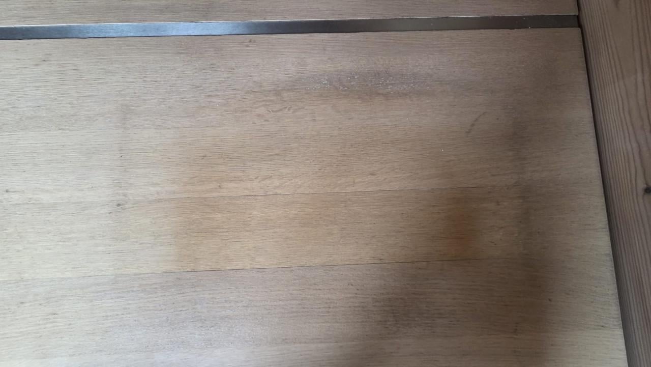 Tafel, stoelen en lamp