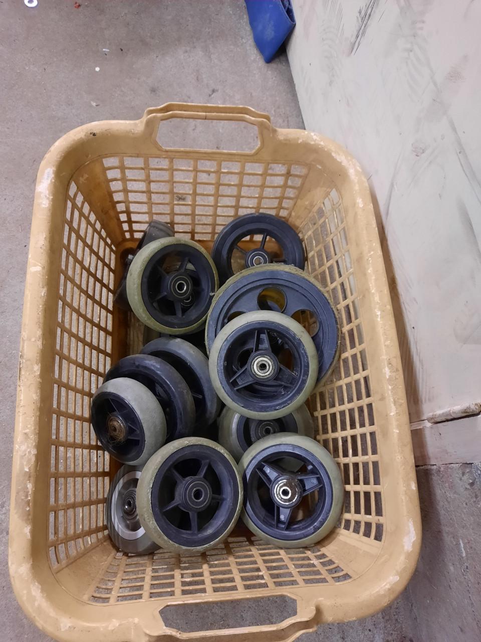 2 bakken vol met gelagerde wieltjes voor een koopje!