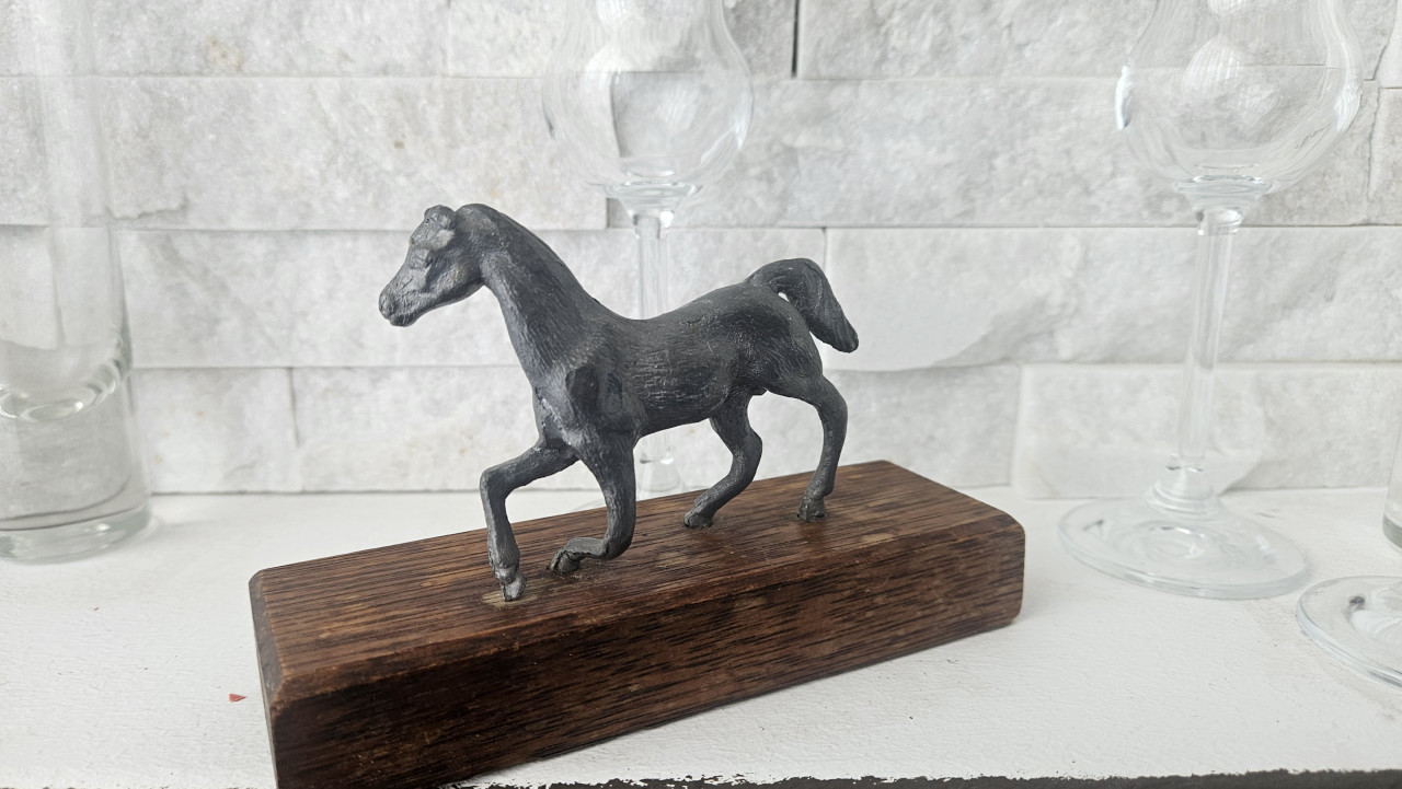 Vintage tinnen paard beeld op houten voet