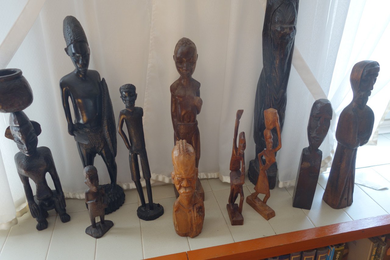 11 handgesneden houten afrikaanse beelden  grootste is 65 cm.