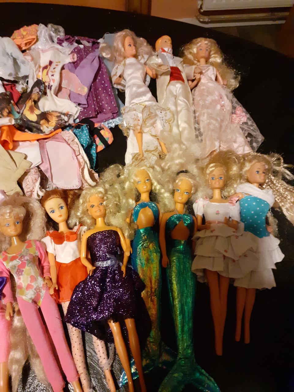 Oude ( nep ) Barbies en Ken met extra kleding