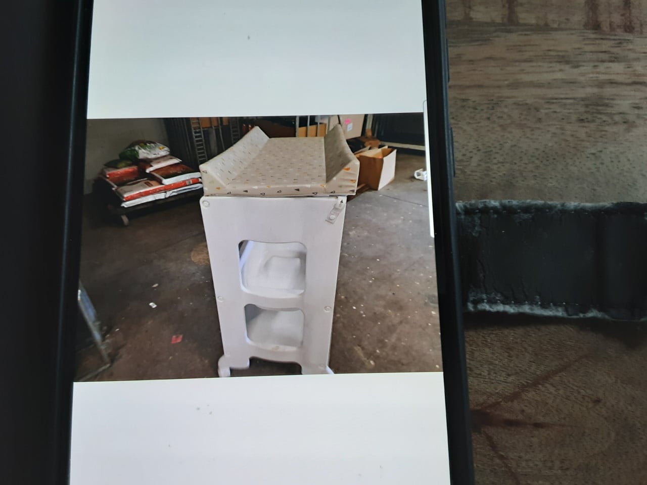 Verzorgings tafel met badje en 2 aankleed kussens als nieuw