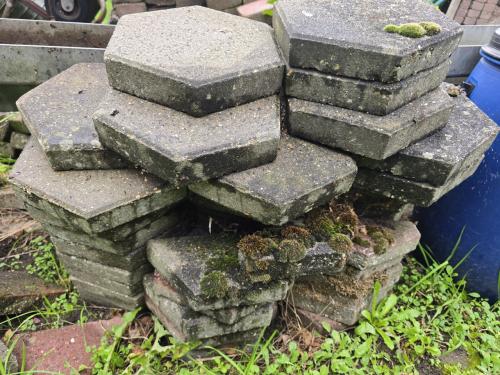6 hoekige tegels . ongeveer 40 stuks