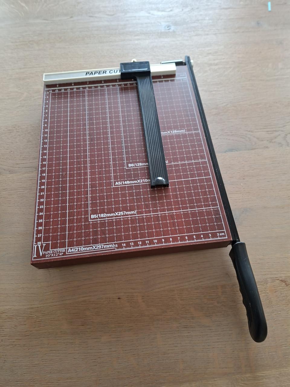 Papiersnijder en rilbord