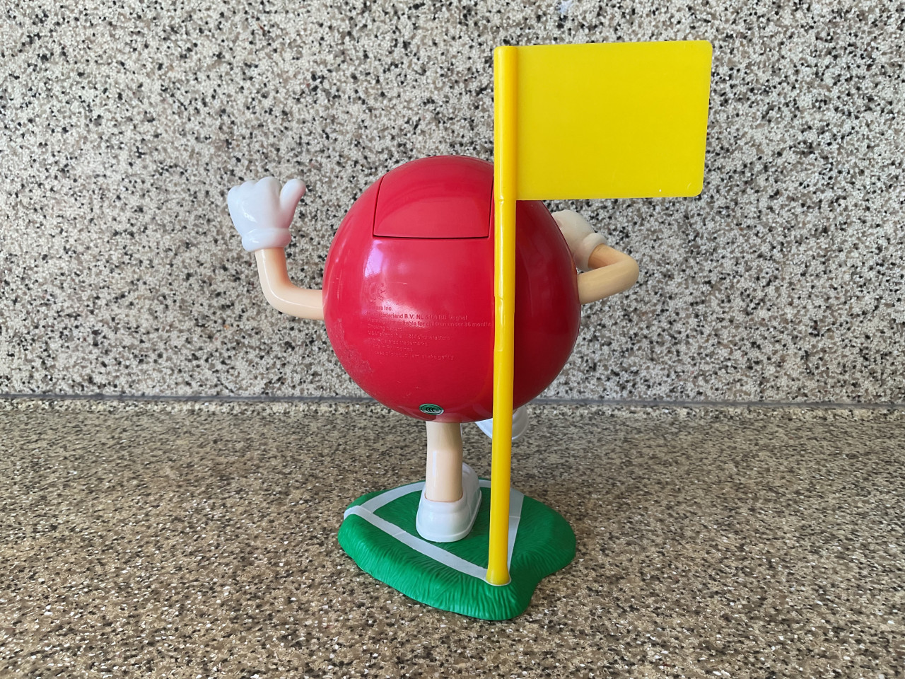 Een leuke snoep-dispencer. Hoog: inclusief geel vlaggetje 20 cm.