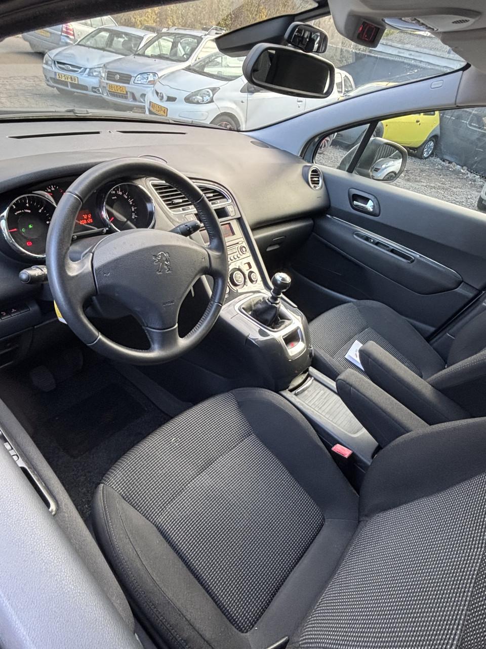 Peugeot 5008 voljaar apk!