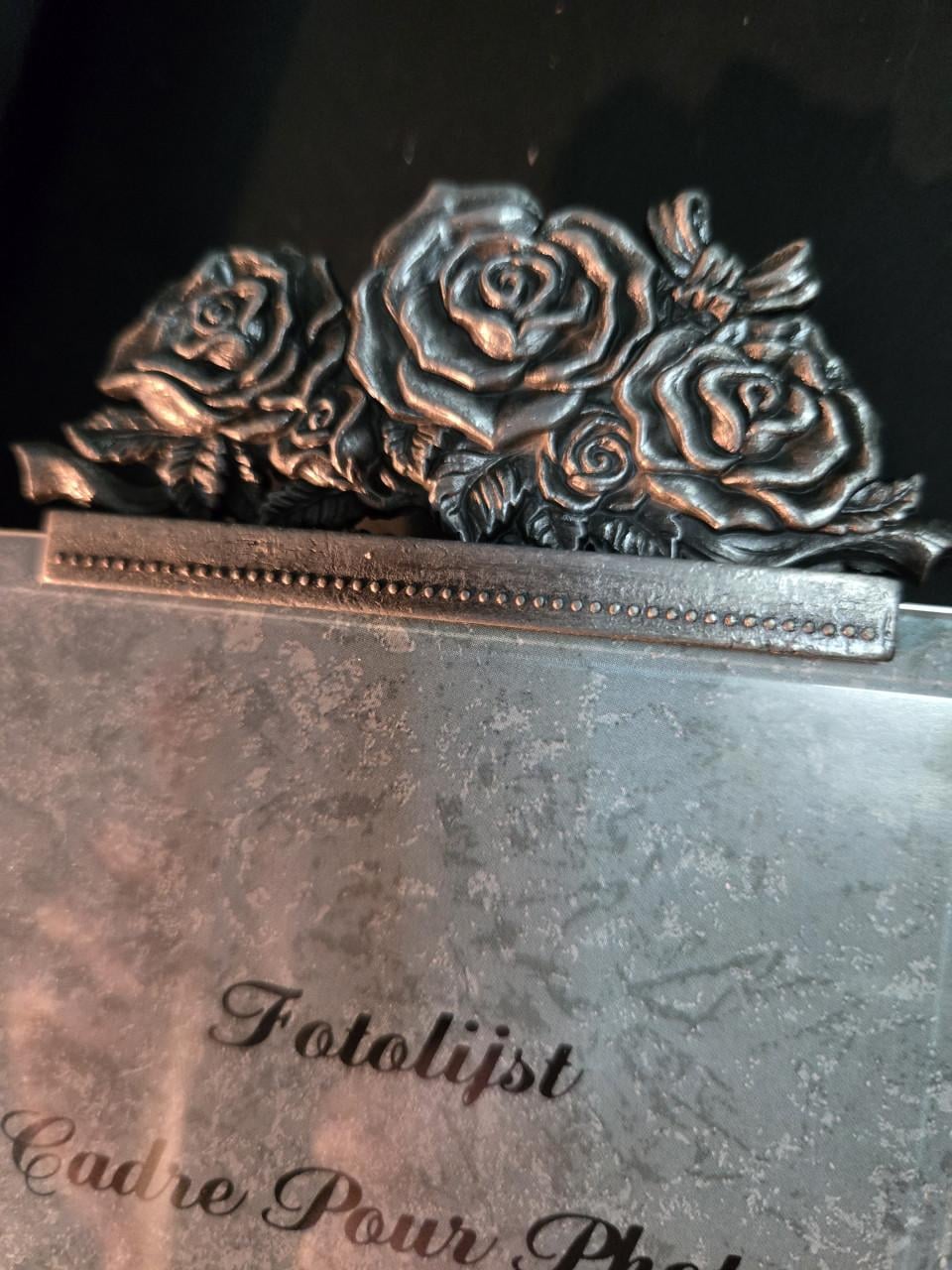 Brocante metalen fotolijst met roosjesdecoratie en facetgeslepen glas