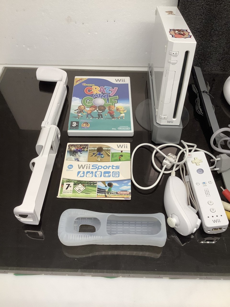 Nintendo Wii met controller en spellen, o.a. Mario Kart met stuur.