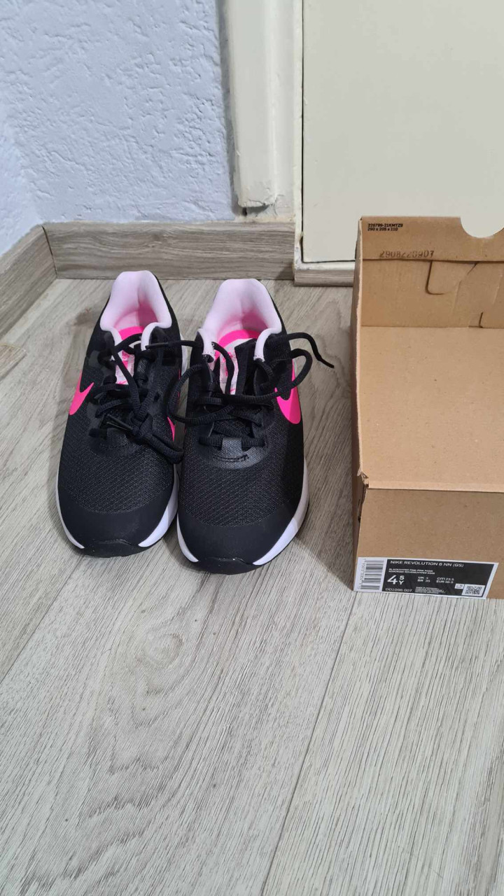 NIEUW-NIKE Revolution  meisjes sportschoenen 36,5 in doos
