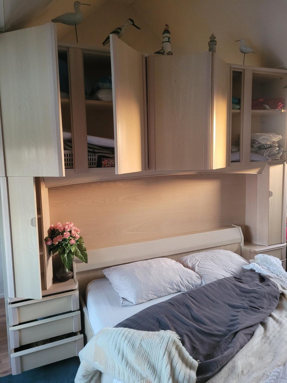 Compleet bed met klerenkast