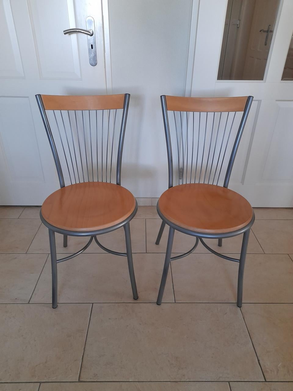 2 leuke stoeltjes (in goede nette staat )
