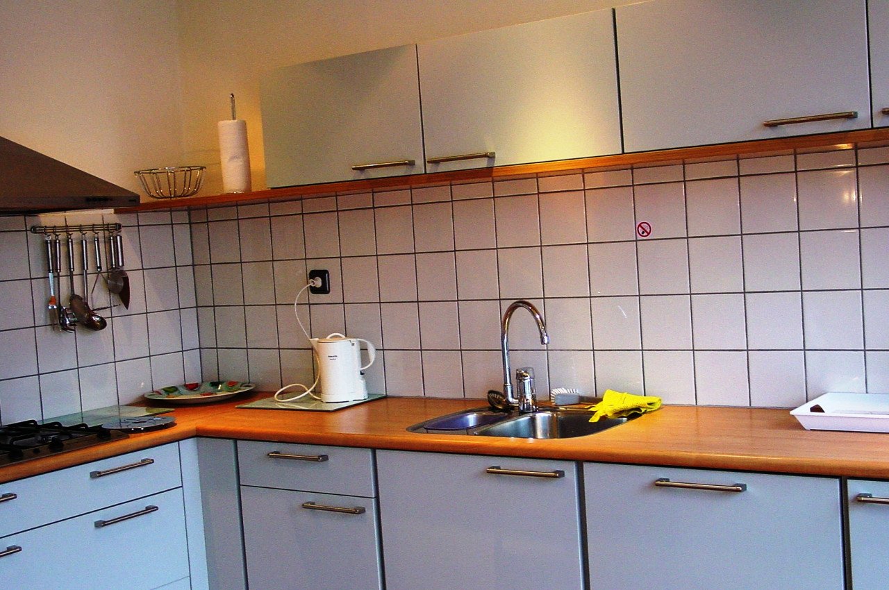 Te huur aangeboden  gemeubileerde kamer met................................