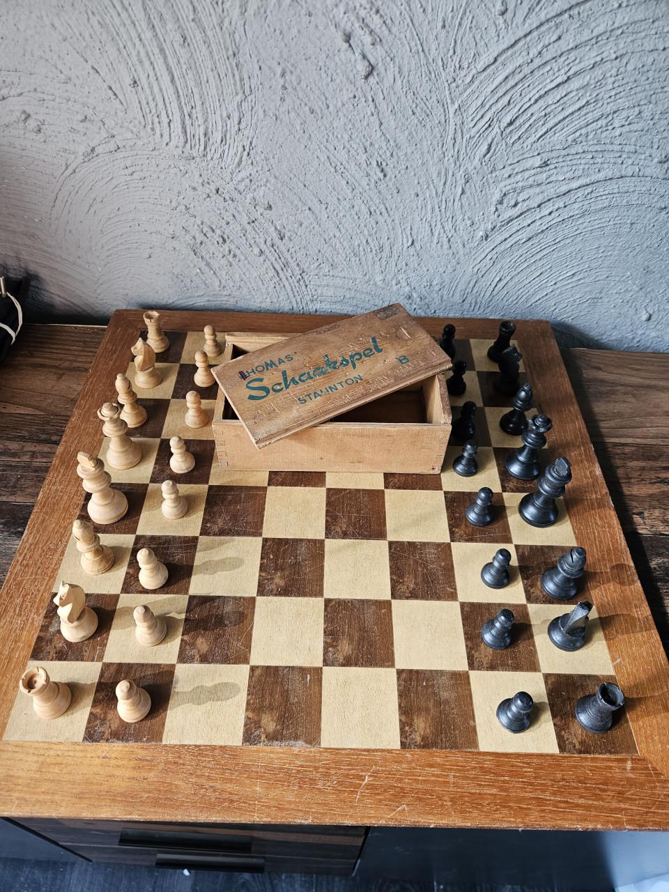 Vintage  Schaakspel homas staunton met houten bord