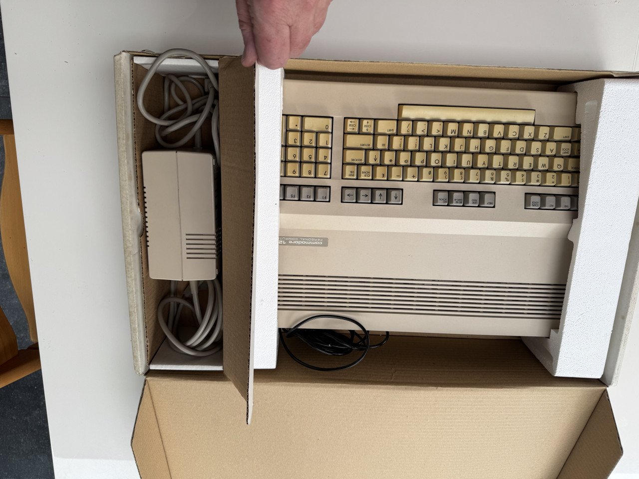 Commodore 128 computer met data recorder en joystick