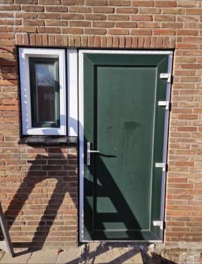 Groene kunststof buitendeur