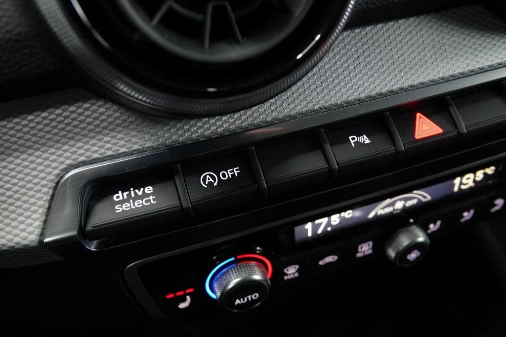 Audi Q2 35 tfsi s edition | keyless | acc | camera |