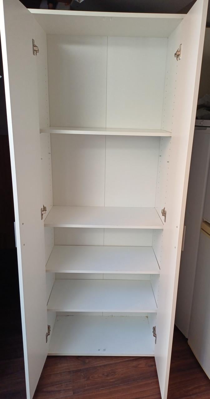 Twee deurs kledingkast