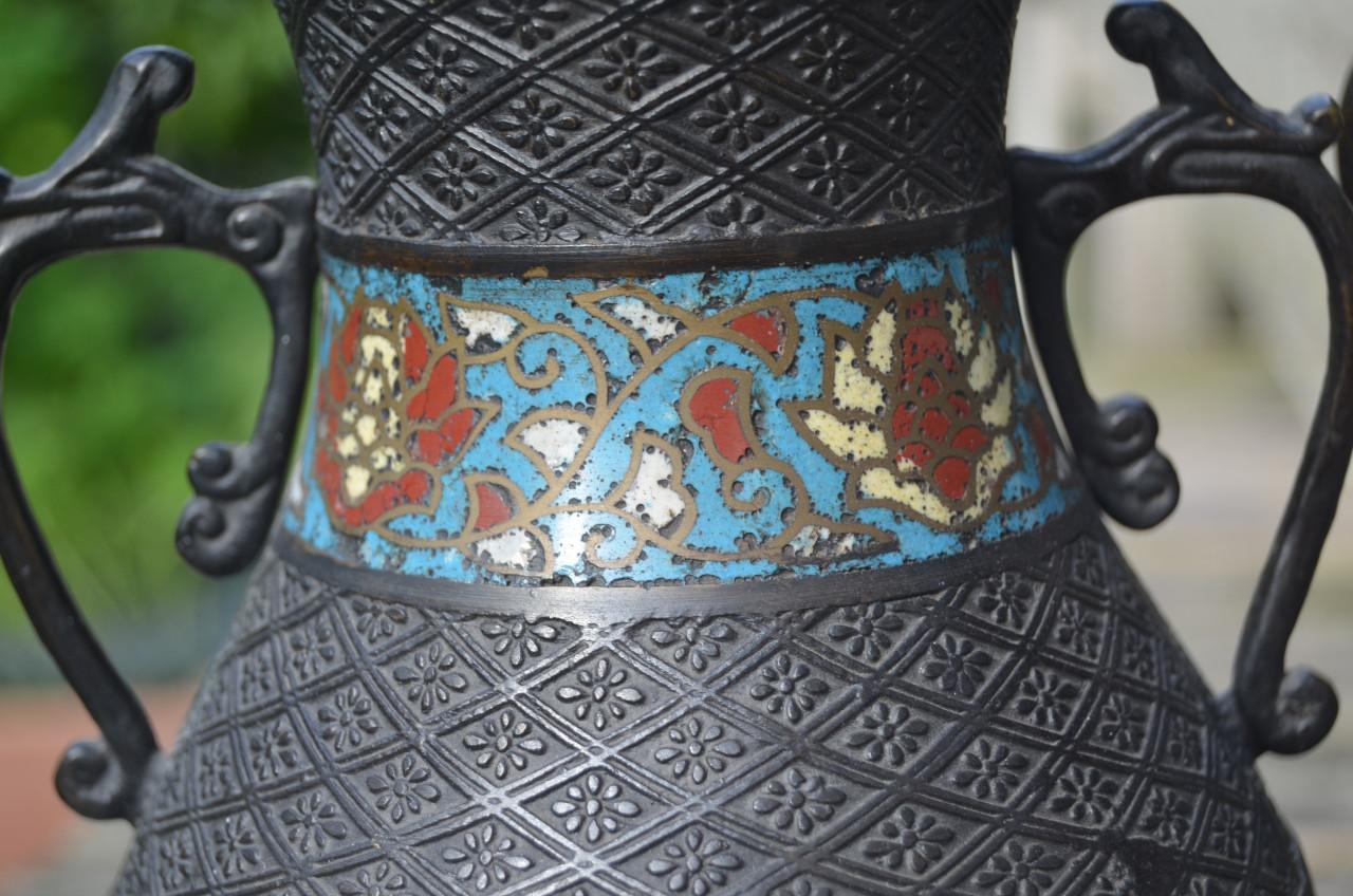 2 Japanse vazen Brons of koperlegering met cloissoné