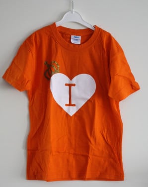Oranje tshirt met wit hart maat 122