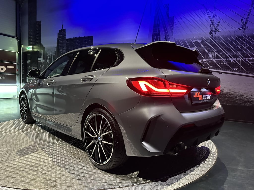 BMW 1 Serie 118i high executive *m-pack*pano*harmankardon*m-technic stoelen