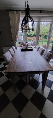 Eetkamertafel met 6 stoelen