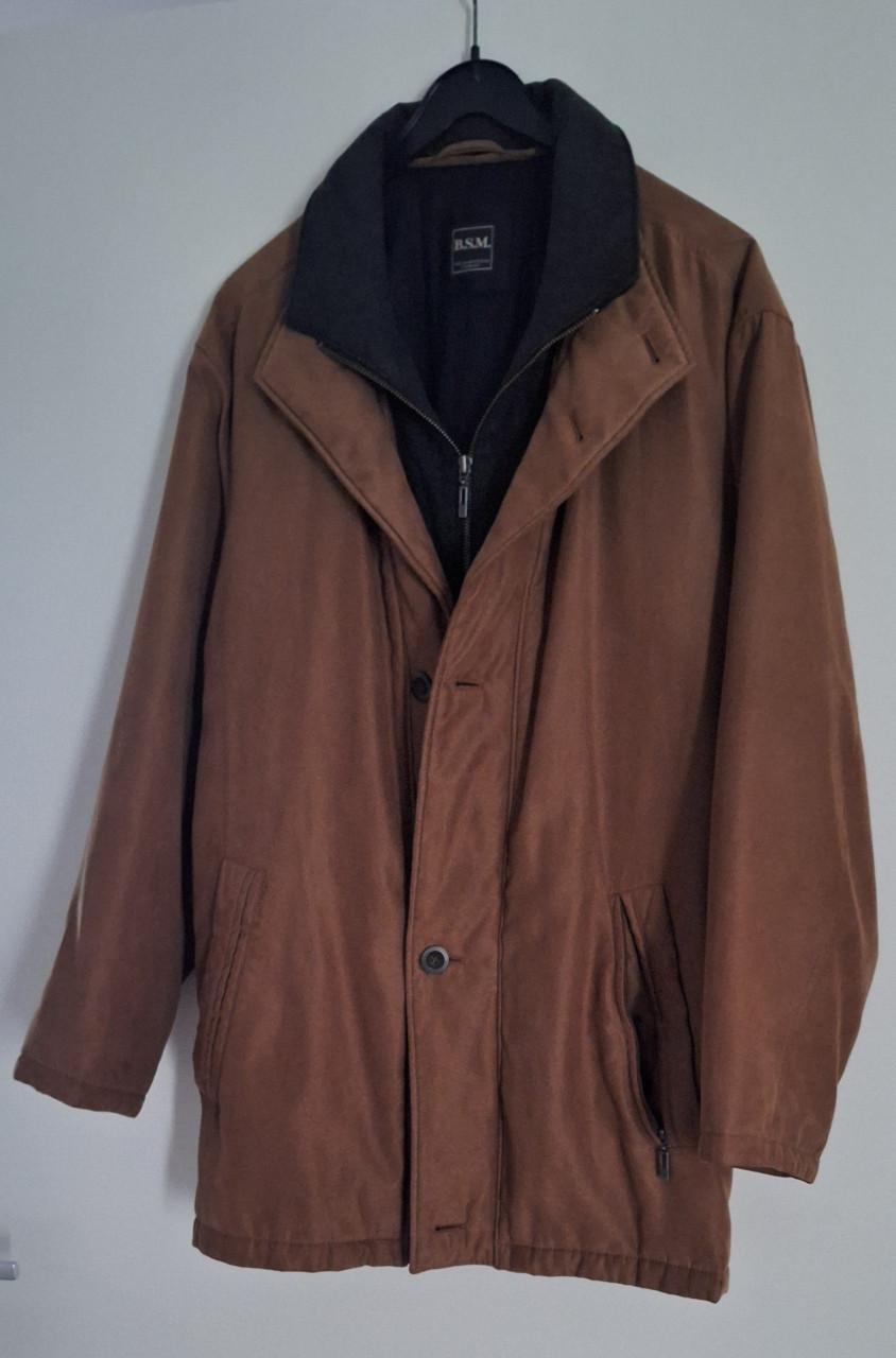 Te koop: een bruine camelkleurige heren winterjas.